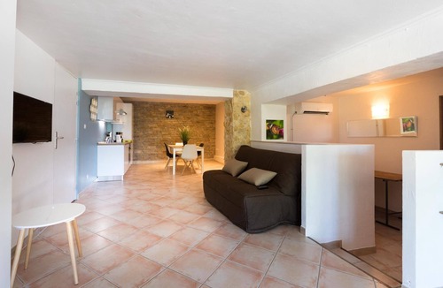 Bourg-Saint-Andeol Cottage | Gîte "la truffière".