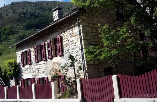 Sainte-Enimie House | Gîte "Le Vignou" in Ste-Enimie: Mountain View, Private Terrace & Wi-Fi
