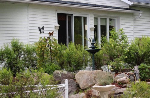 Mauricie Bed & Breakfast | Gîte le Grandelinois - La Jeanne d'Arc - Bedroom with King bed