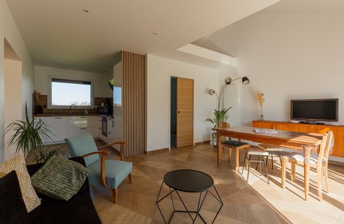 Cressy House | Gîte 'Le Nid Des Prés' with Private Terrace and Garden