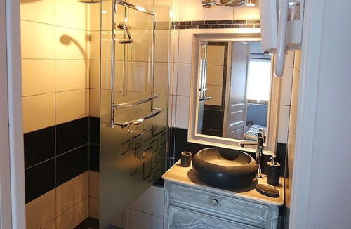 Pezenes-les-Mines Bed & Breakfast | Gîte les piafs from 6 to 8 people