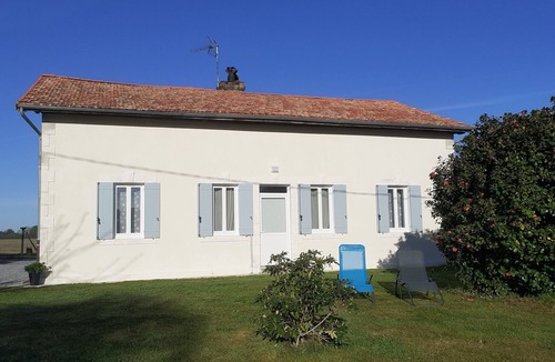 Laluque House | Gîte "les Volets Bleus" : Calme et Grands Espaces au Coeur du Pignada Landais