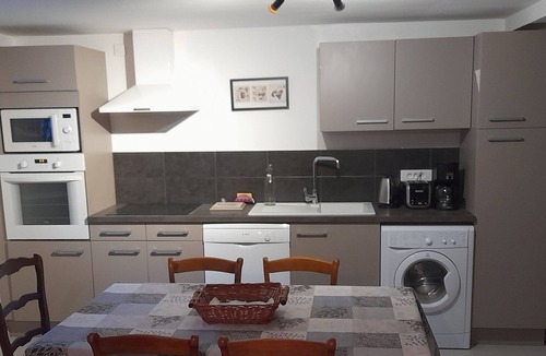 Montagnac Villa | Gîte Location 1 canape-lit rapido 140 - bedroom 1 bed 160 refurbished.