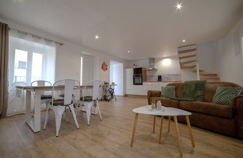 Chef-du-Pont House | Gîte - Maison de Ville Avec Cours Privée