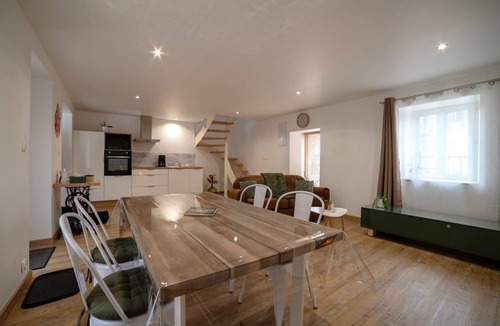 Chef-du-Pont House | Gîte - Maison de Ville Avec Cours Privée