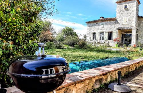 Bourran House | Gîte Mara des Bois - 3 chambres - jardin clos - piscine chauffée- terrasse - climatisation - parking