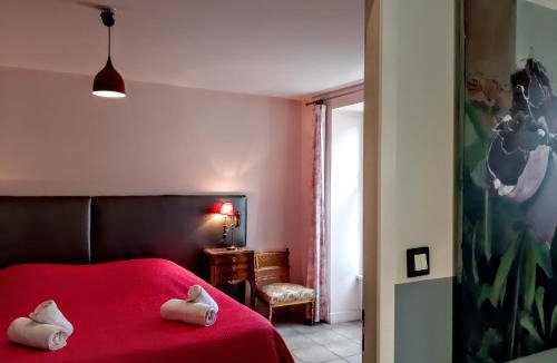Bourran House | Gîte Mara des Bois - 3 chambres - jardin clos - piscine chauffée- terrasse - climatisation - parking