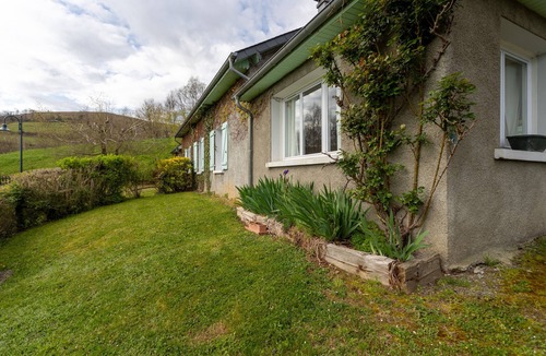 Lagarde House | Gîte Mathieu – Cozy House 10 min from Lourdes, Private Terrace & Garden, WiFi, Parking