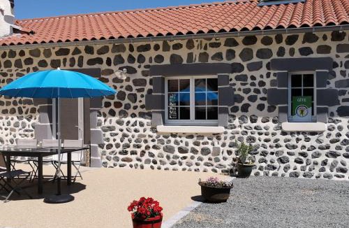 Arlempdes House | Gîte moderne à Arlempdes: spa, terrasse, grands espaces et visites culturelles - FR-1-582-107