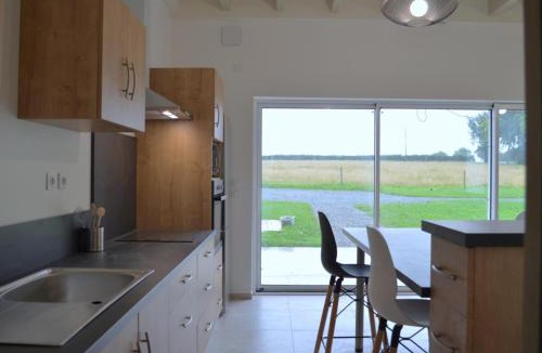 Chalain-le-Comtal House | Gîte moderne avec piscine partagée et terrasse ombragée - FR-1-496-236