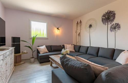 Gy House | Gîte moderne et lumineux à Gy avec grand salon, jardin et jeux pour enfants - FR-1-583-457