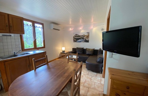 Joyeuse Cottage | Gîte Olivier 1 – Holiday Cottage in Village Setting