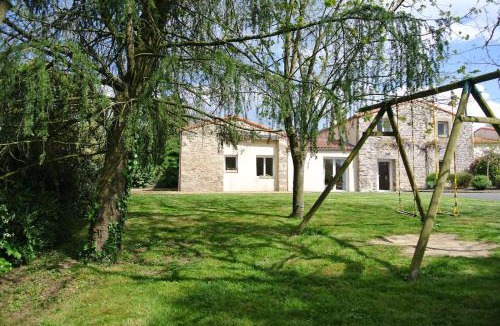 Les Herbiers House | Gîte PMR 8 personnes, piscine, 15 min Puy duFou