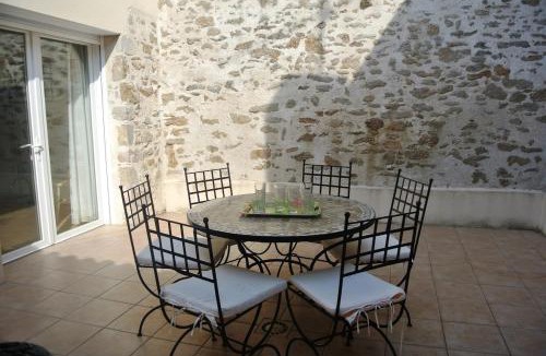 Les Herbiers House | Gîte PMR 8 personnes, piscine, 15 min Puy duFou