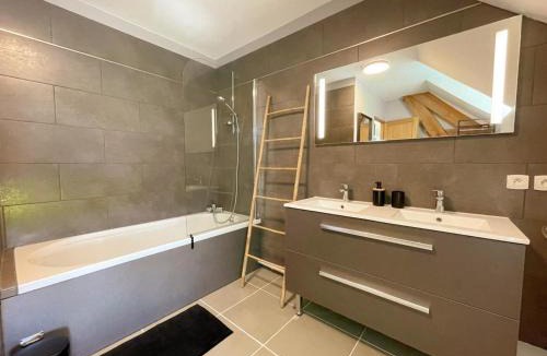 Courcay House | Gîte rénové avec billard, baby-foot, jardin clos, recharge VE, proche châteaux de la Loire - FR-1-381-575