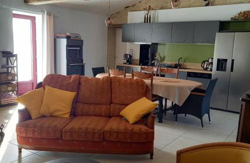Challans-Gois Communaute House | Gîte rénové avec piscine chauffée et jardin clos, à proximité des plages et de la campagne bio. - FR-1-426-531