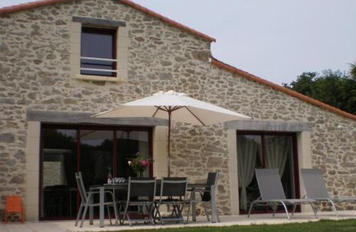 La Gaubretiere House | Gîte rénové mitoyen PMR, 3 chambres, terrasse, proche nature - FR-1-426-112