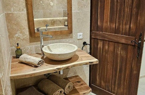 Saint-Paulet-de-Caisson House | Gîte romantique en pierre voûtée
