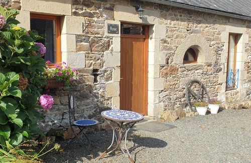 Plestin-les-Greves House | Gîte Rose - Pen Ar Voas Gîtes: private terrace, shared garden, and Wi-Fi