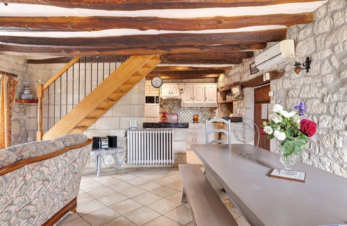 Brehemont House | Gîte Roses De Loire with Private Terrace and Wi-Fi in Bréhémont