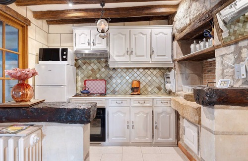 Brehemont House | Gîte Roses De Loire with Private Terrace and Wi-Fi in Bréhémont