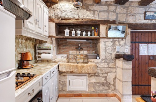 Brehemont House | Gîte Roses De Loire with Private Terrace and Wi-Fi in Bréhémont
