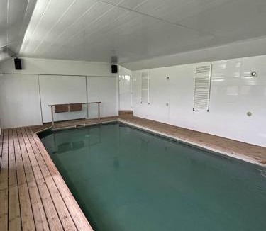 Maisoncelles-du-Maine House | Gîte rural spacieux avec piscine