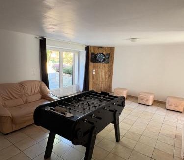 Maisoncelles-du-Maine House | Gîte rural spacieux avec piscine