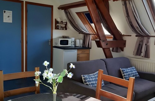 Audinghen Apartment | Gîte Rural La Mousson, Studio: Sea View, Shared Garden & Wi-Fi