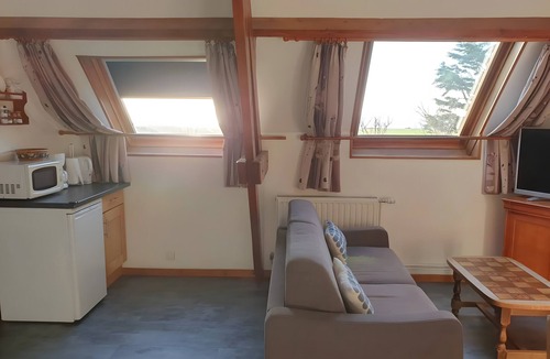 Audinghen Apartment | Gîte Rural La Mousson, Studio: Sea View, Shared Garden & Wi-Fi