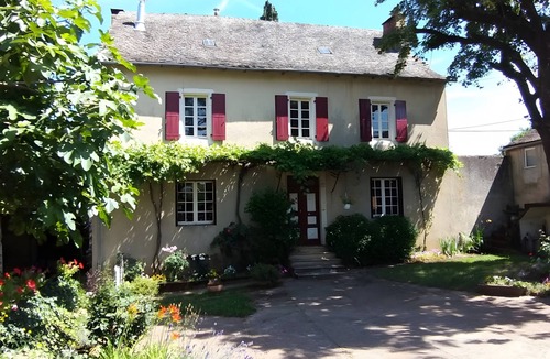 Castelmary House | Gîte “Sous Les Deux Arbres”: Mountain View, Private Pool & Wi-Fi