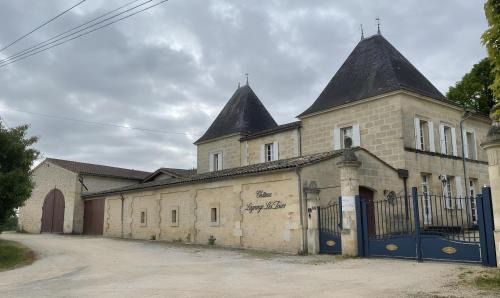 Cubzac-les-Ponts House | Gîte & Spa Château Lagrange les Tours