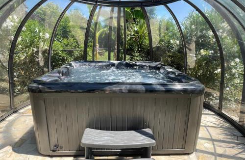 Cubzac-les-Ponts House | Gîte & Spa Château Lagrange les Tours