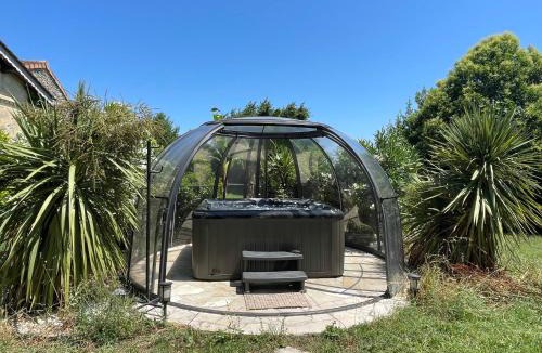 Cubzac-les-Ponts House | Gîte & Spa Château Lagrange les Tours