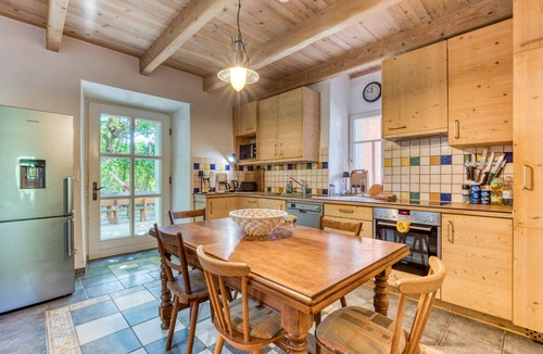 Aspiran House | Gîte spacieux au bord de la rivière-maison abricot