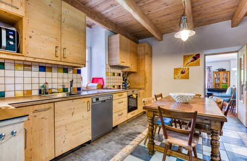 Aspiran House | Gîte spacieux au bord de la rivière-maison abricot