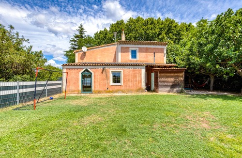 Aspiran House | Gîte spacieux au bord de la rivière-maison abricot