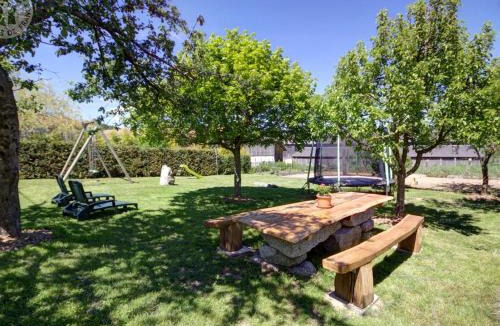 Saint-Romain-d'Urfe House | Gîte spacieux au cœur de la nature avec cheminée et activités extérieures - FR-1-496-36