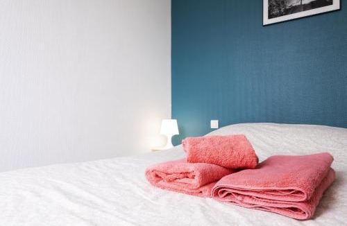 Segre Apartment | Gîte Terracotta de Segré ? cuisine ? chambre (lit queen size) ? salon