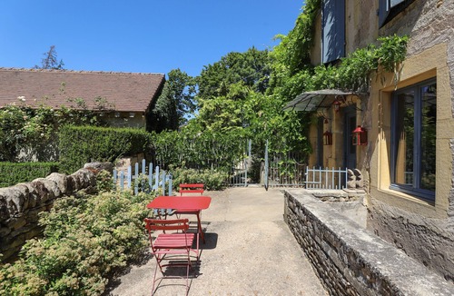 Saint-Julien-de-Civry Cottage | Gîte-Traditional-Ensuite