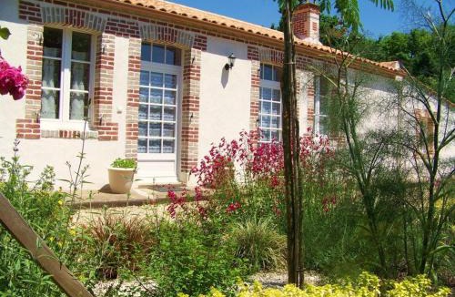 La Garnache House | Gîte traditionnel rénové avec jardin clos et Wi-Fi, 3 chambres, proche de La Garnache, Vendée. - FR-1-426-195