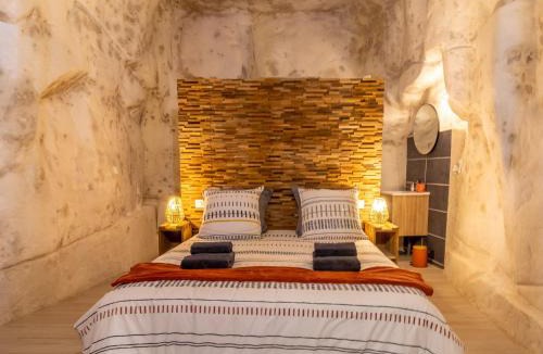 Les Ulmes House | Gîte troglodyte unique avec jacuzzi, billard et jardin, près de Doué La Fontaine et Saumur - FR-1-622-69