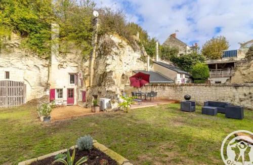 Les Ulmes House | Gîte troglodyte unique avec jacuzzi, billard et jardin, près de Doué La Fontaine et Saumur - FR-1-622-69