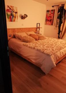 Calais House | Gîtes déco pop et chaleureuse avec jacuzzi, sauna, piece coquine