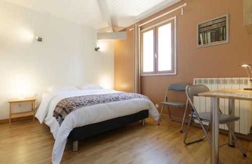 Savignac-Mona House | Gîtes de groupes & piscine de la Maison Bleue du Gers