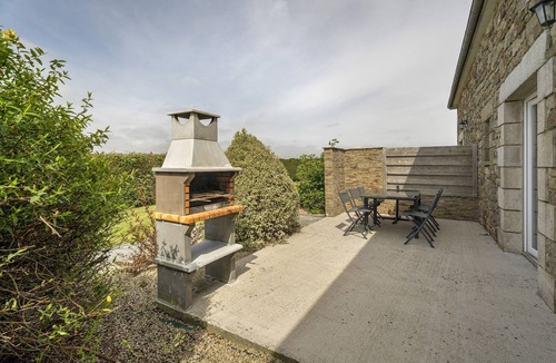 Jugon-les-Lacs-Commune-Nouvelle House | Gîtes des Lacs – L'oranger: Shared Pool, Sauna & Jacuzzi, Private Terrace, Wi-Fi