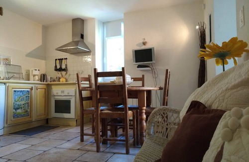 Saint-Jean-de-Valeriscle Apartment | Gîtes Les terrasses and La source room - 3 nights