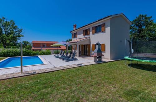 Fuskulin House | Günstig Gelegene Neubau-villa mit Pool