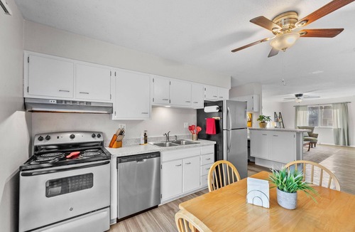 West Plaza House | G Fiber, Full Kitchens, King beds, Washer/Dryer, Patio BBQ, Garage Parking