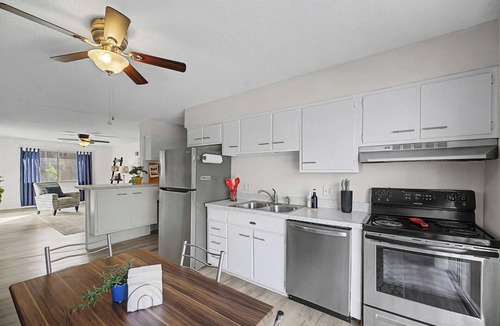West Plaza House | G Fiber, Full Kitchens, King beds, Washer/Dryer, Patio BBQ, Garage Parking